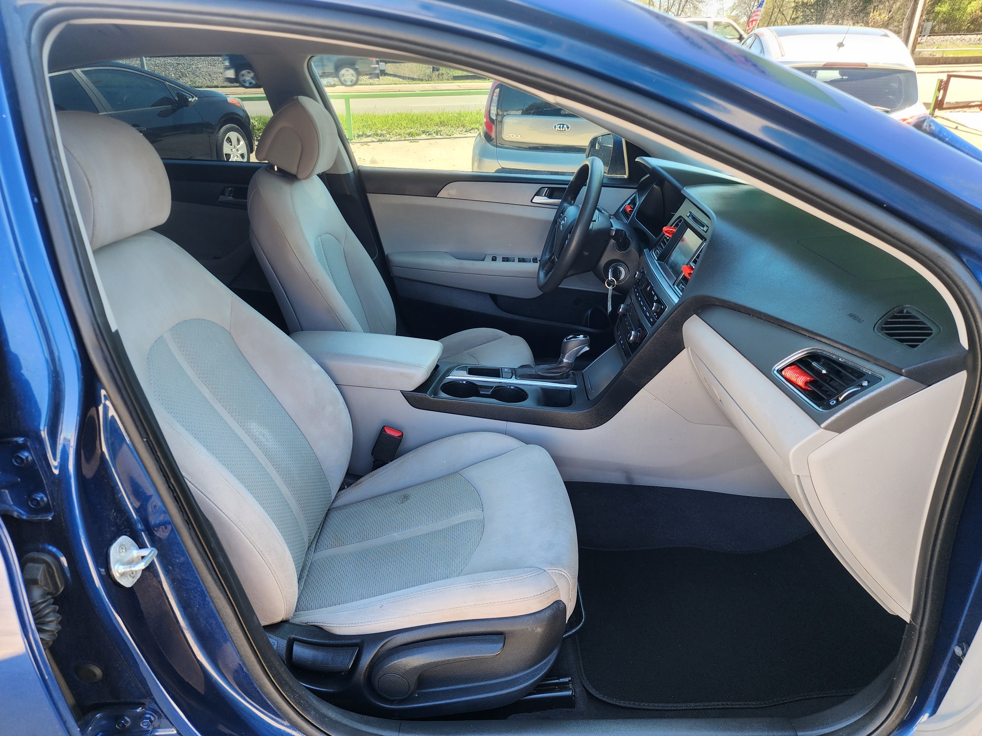 2016 BLUE Hyundai Sonata SE (5NPE24AF8GH) with an 2.4L L4 DOHC 16V engine, 7A transmission, located at 2660 S.Garland Avenue, Garland, TX, 75041, (469) 298-3118, 32.885387, -96.656776 - Photo #17
